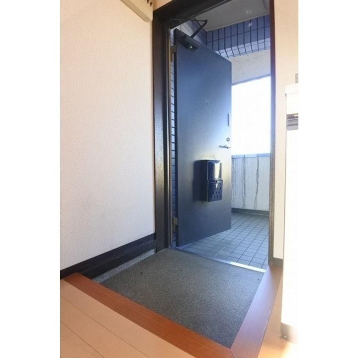 第3伊和起ビルの玄関