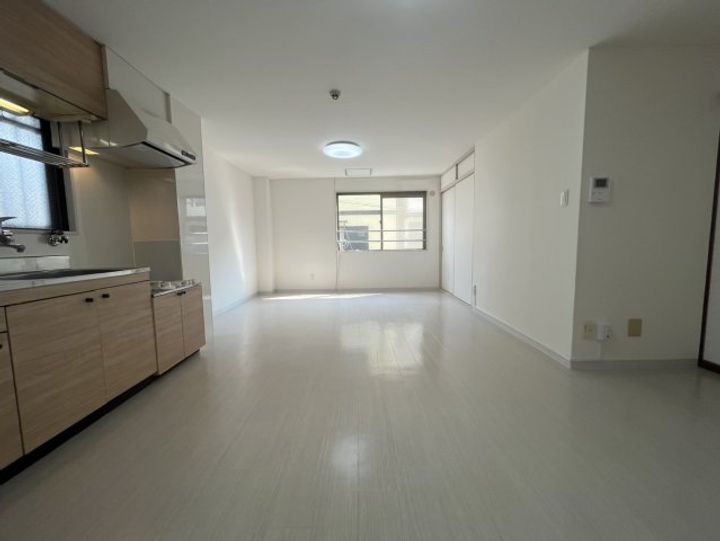 シャンボール今里II番館の居間