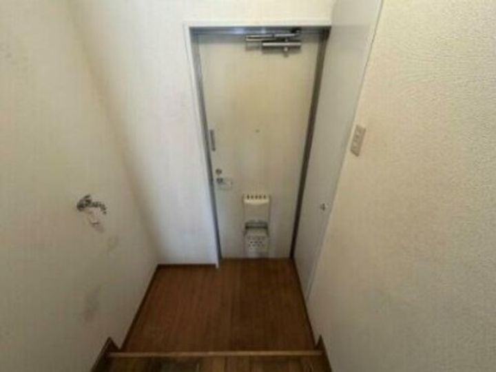 フラットウエストIの玄関