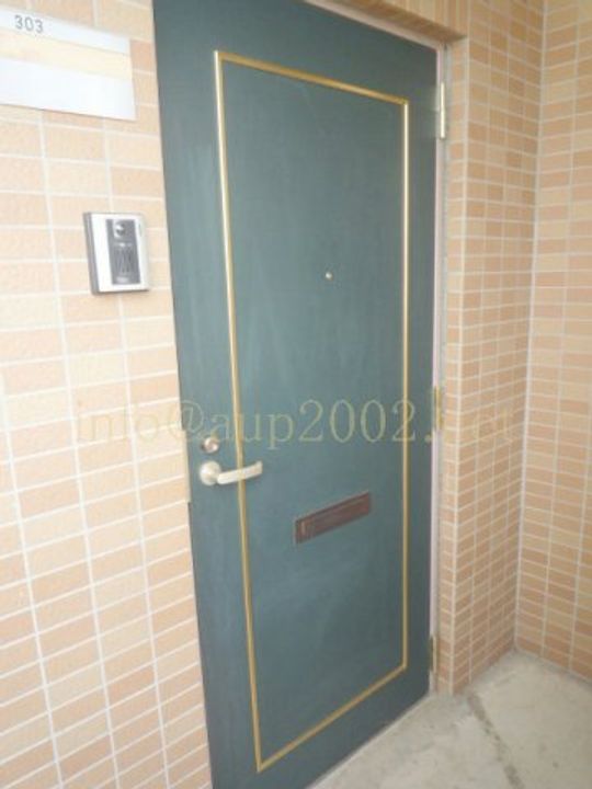 モギマンションの玄関