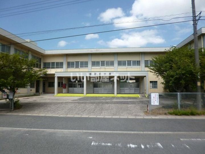 メゾン出西の周辺
