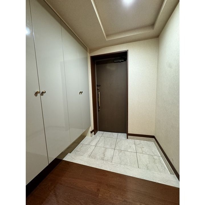 アデニウム大森山王の玄関