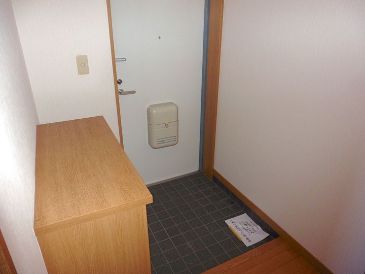 アヴァンティ佐波Aの玄関