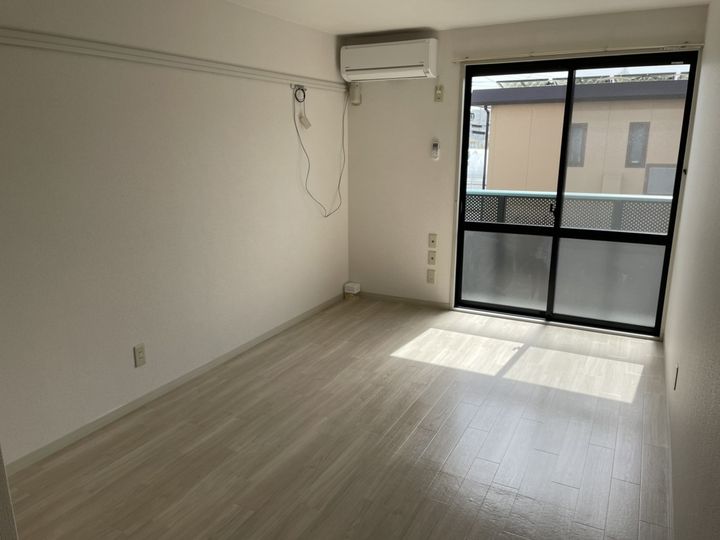 ロイヤルヒルズ町前の居間