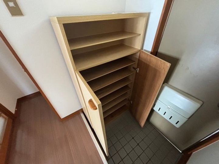 橋本アパートA棟の玄関