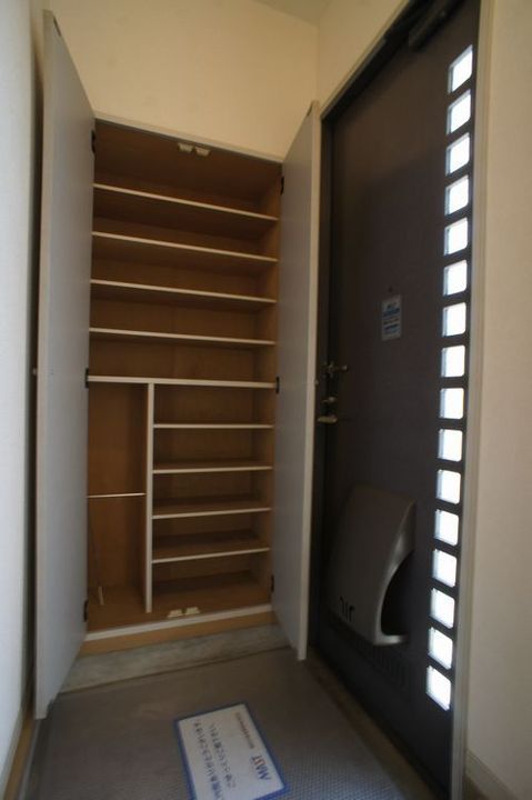 カーサ十一屋  C 102号室の玄関