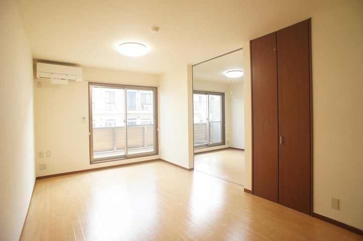 レジデンス薬園台の居間