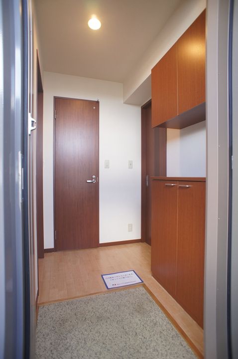 レジデンス薬園台の玄関