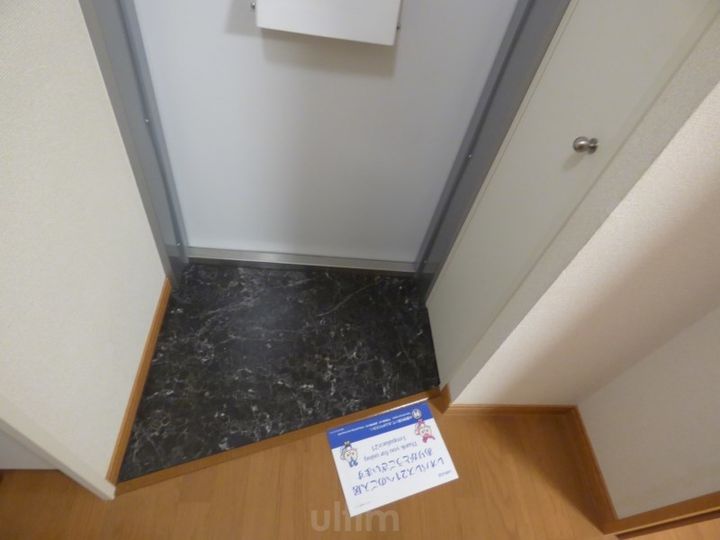 レオパレス三条東山の玄関