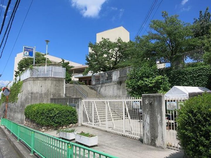 ラジュニール春日丘の周辺