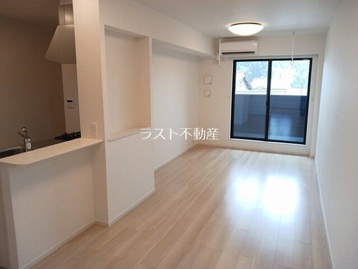 シャルールの居間