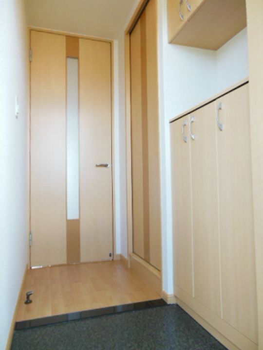 滋賀県愛知郡愛荘町軽野(アパート)の賃貸物件の玄関