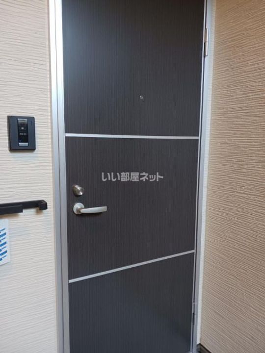 大阪府高石市千代田1の賃貸アパートの玄関
