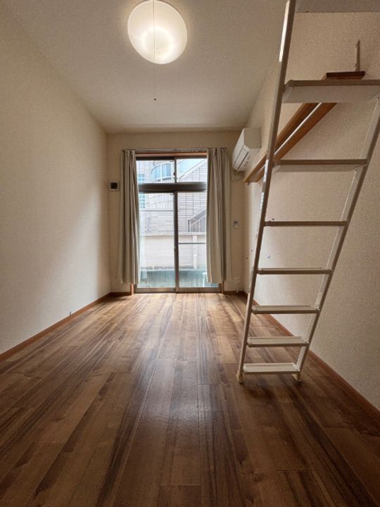 エスコート中野の居間