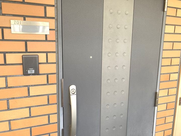 サンライズマンションの玄関