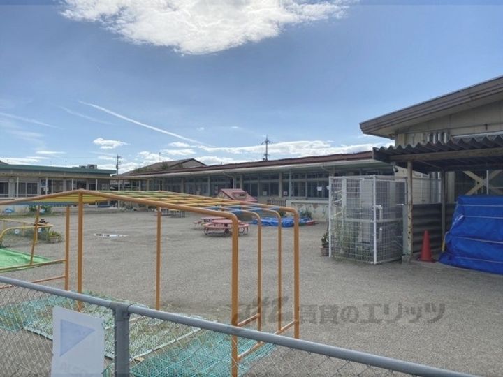 エーリ・フノマージュの周辺