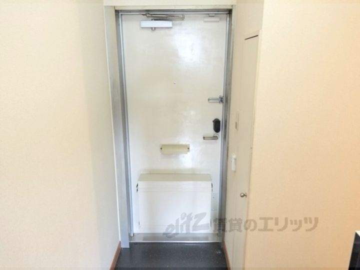 レオパレスビクトアール法隆寺の玄関