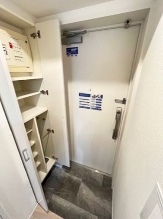 東京都新宿区山吹町(マンション)の賃貸物件の玄関