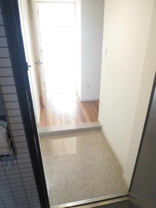 千葉県千葉市美浜区幸町2(マンション)の賃貸物件の玄関