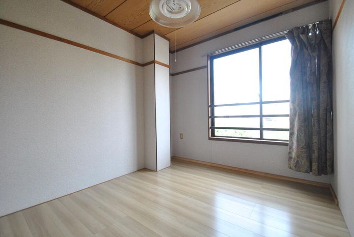 松川ビルの居間