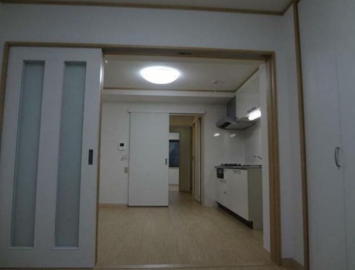 東京都世田谷区給田4(マンション)の賃貸物件の玄関