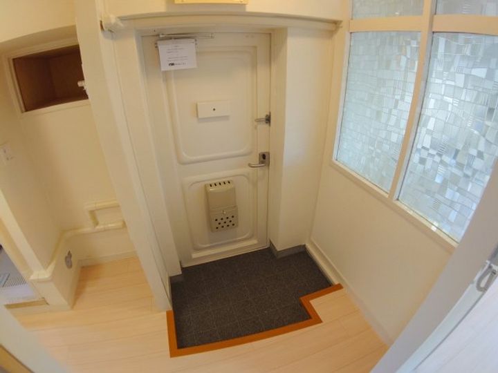 逆瀬川19号棟の玄関