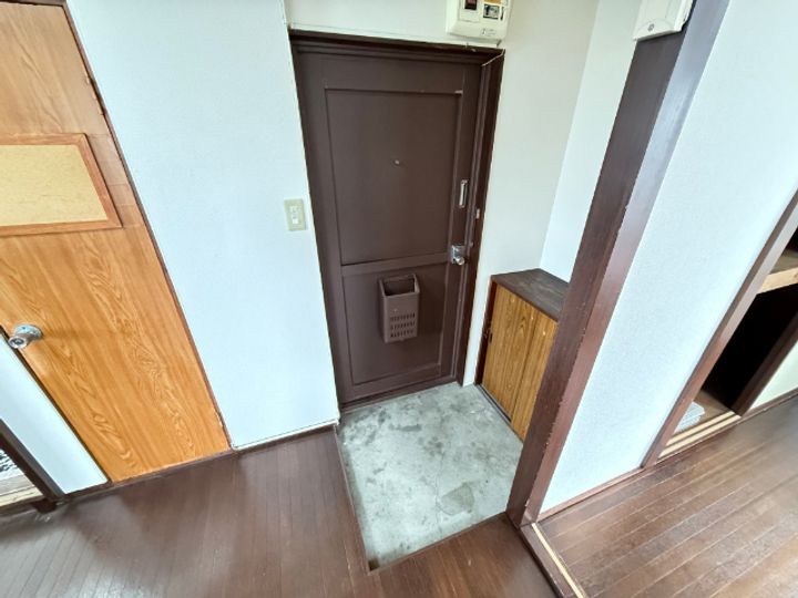 広沢アパートの玄関