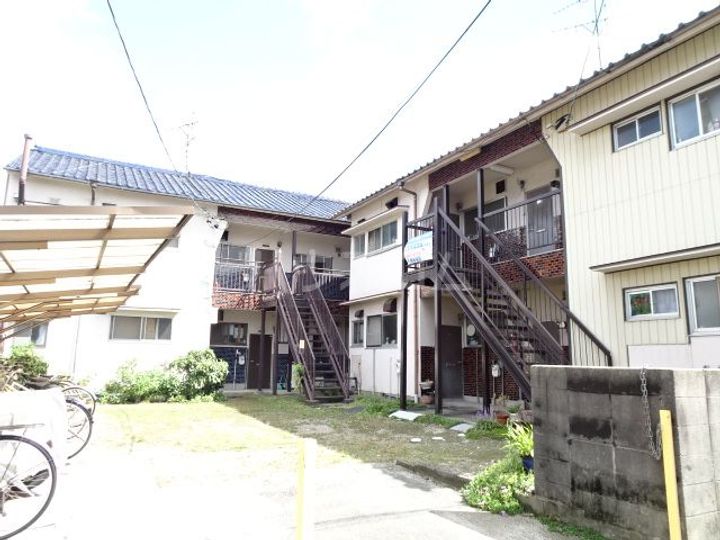 第一荒中荘の外観