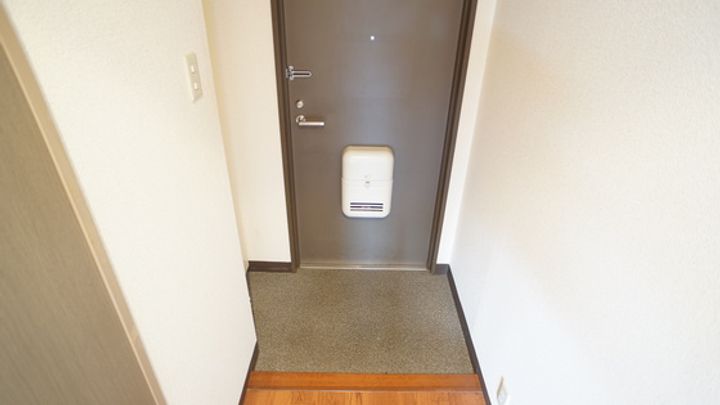 コート西浦マンションの玄関