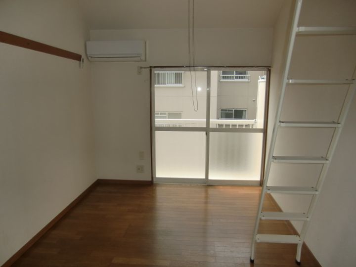 グリーンピース川田の居間