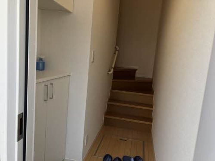 メゾンドローズ B棟の玄関