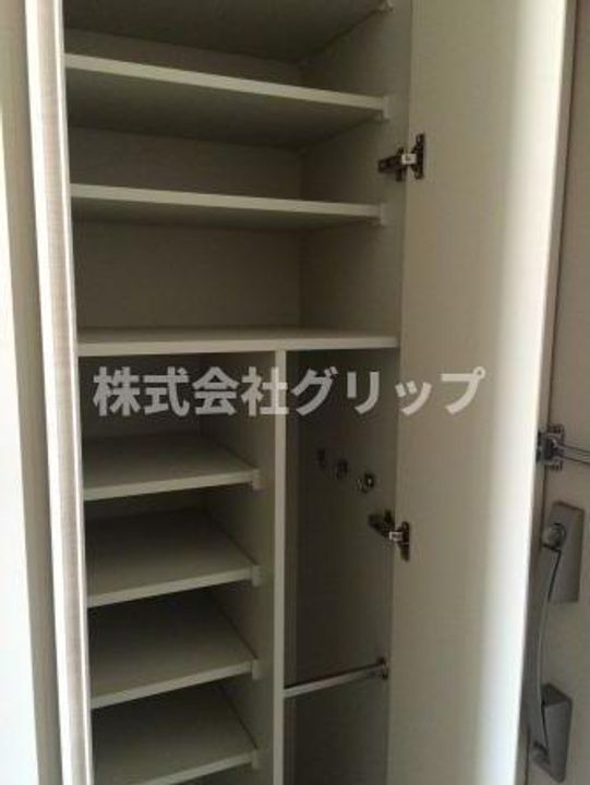 グロース西横浜の玄関