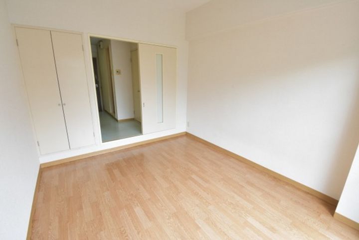 Uマンションの居間