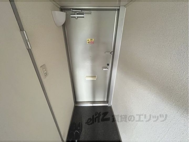 レオパレス緑の香芝の玄関