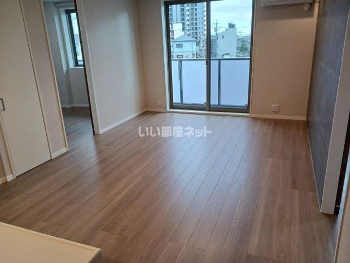 シャーメゾン春日の居間