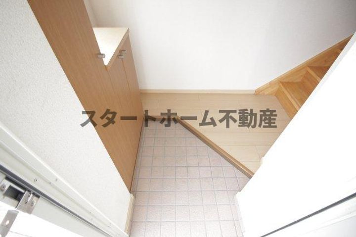 徳島県板野郡藍住町住吉字神蔵(アパート)の賃貸物件の玄関