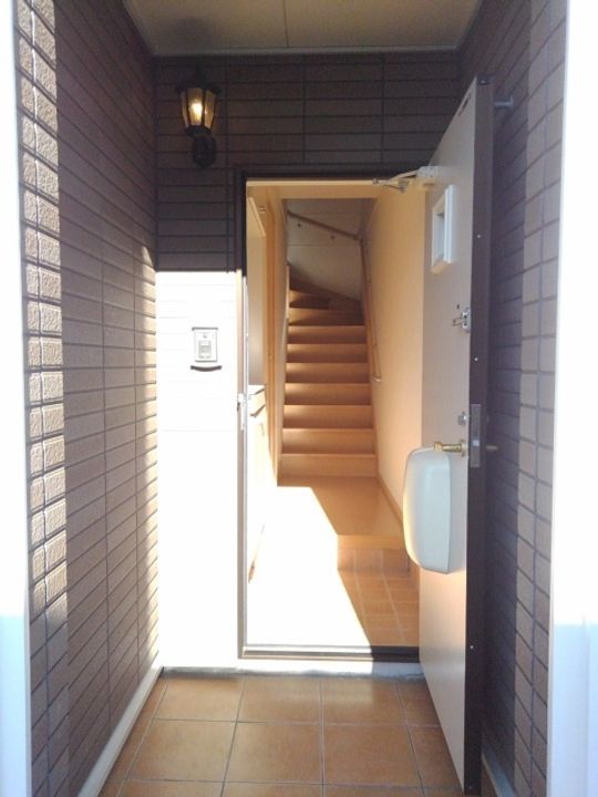 三重県四日市市平津町(アパート)の賃貸物件の玄関