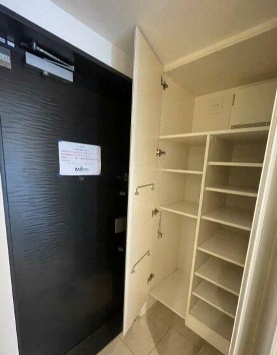 東京都港区六本木7(マンション)の賃貸物件の玄関