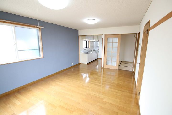 グランドゥールマルナカ 1号棟の居間