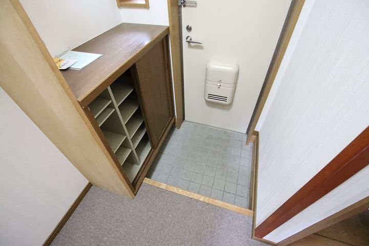 グランドゥールマルナカ 1号棟の玄関