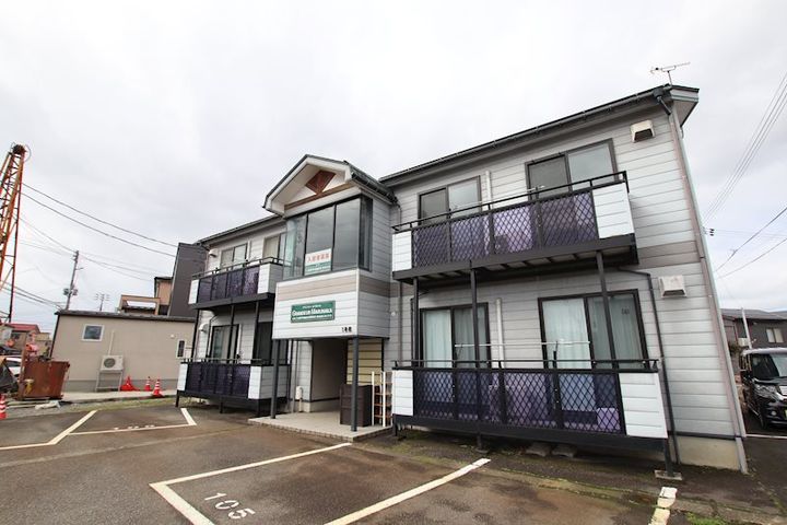 グランドゥールマルナカ 1号棟の外観