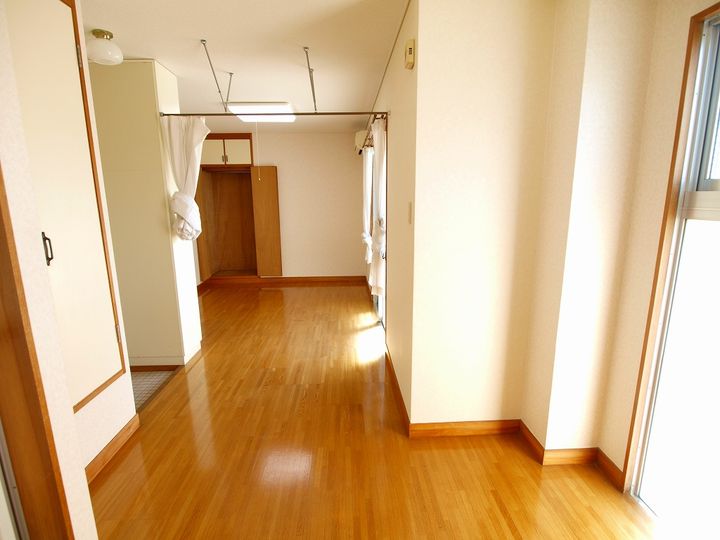 タニワキビルの居間