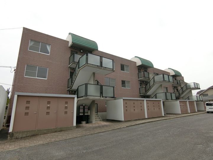 ファミーユ金井の地図