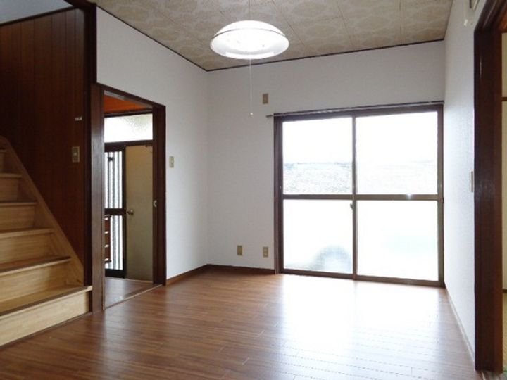 広島県広島市安佐南区緑井8(一戸建)の賃貸物件の居間