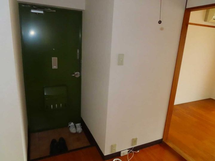 メゾン宇品の玄関