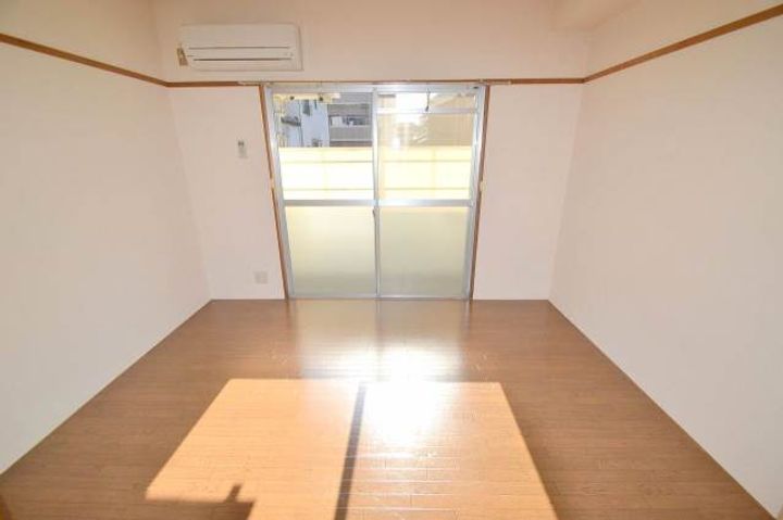 メゾン宇品の居間