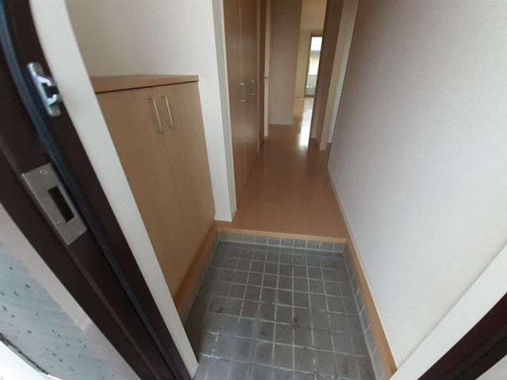 ウィステリア B棟の玄関