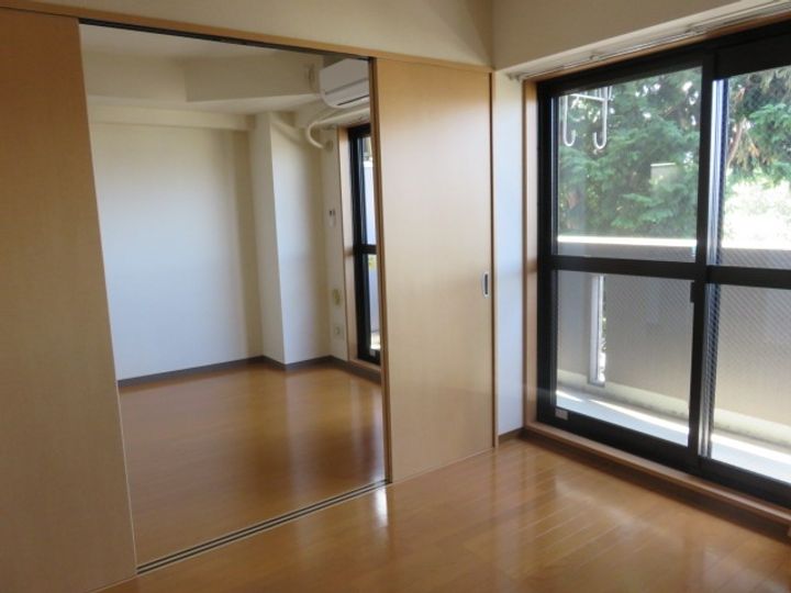 岸根公園サザンヒルズ2号館の居間