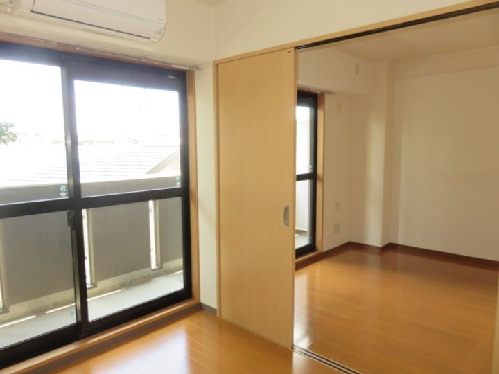 岸根公園サザンヒルズ2号館の居間