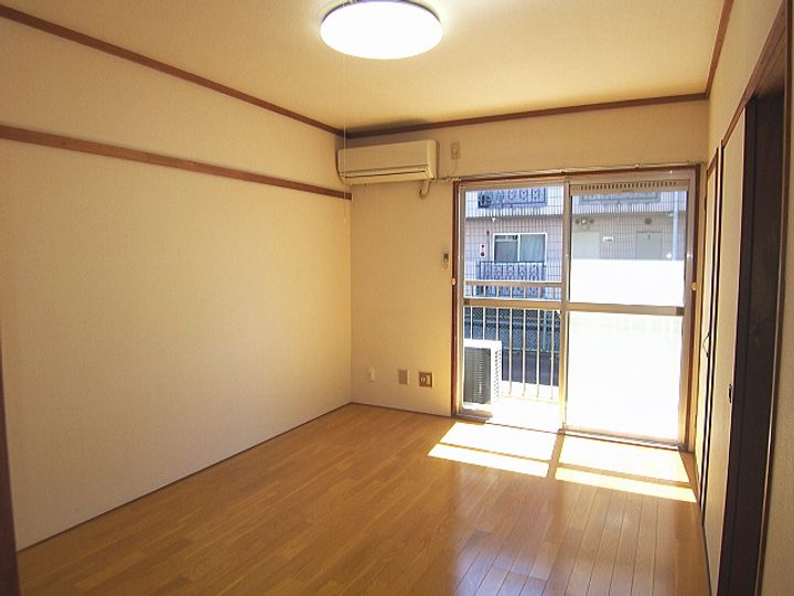 メゾンサカエの居間